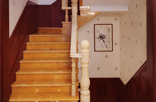 老城中式别墅室内汉白玉石楼梯的定制安装装饰效果